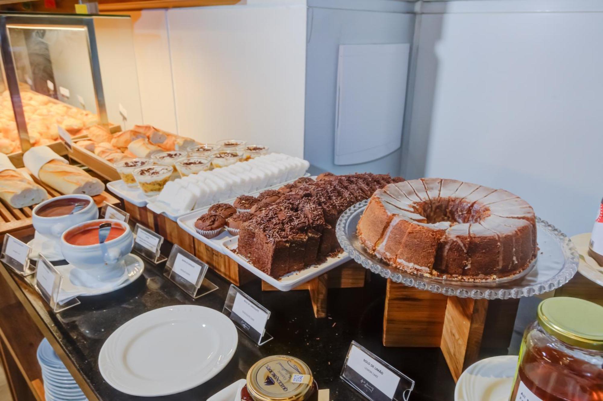 Radisson Sao Paulo Paulista Hotel Luaran gambar A selection of cakes at a buffet