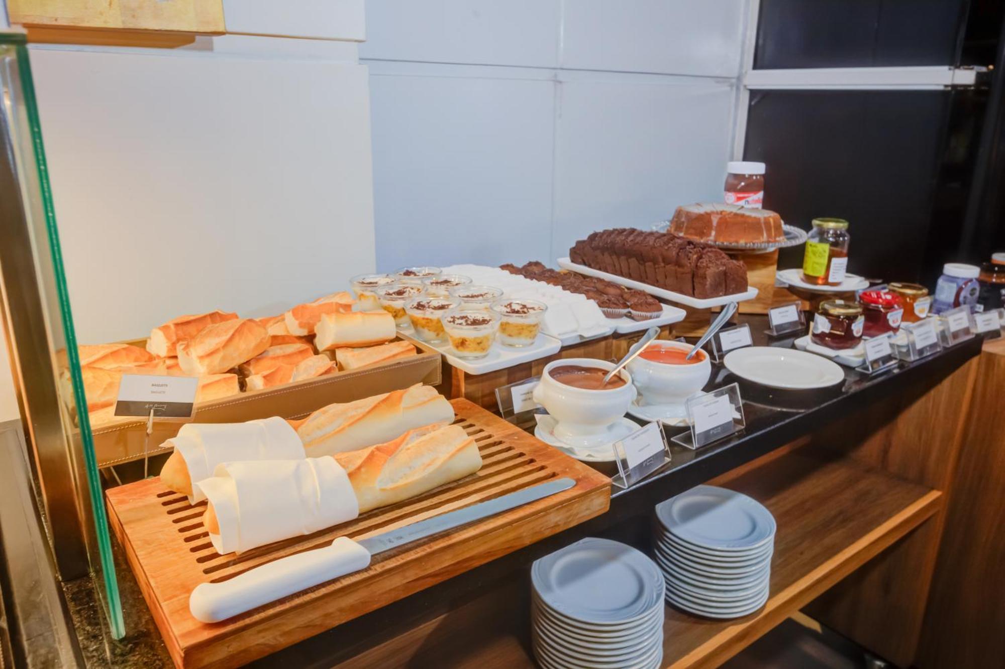 Radisson Sao Paulo Paulista Hotel Luaran gambar A selection of pastries at a buffet
