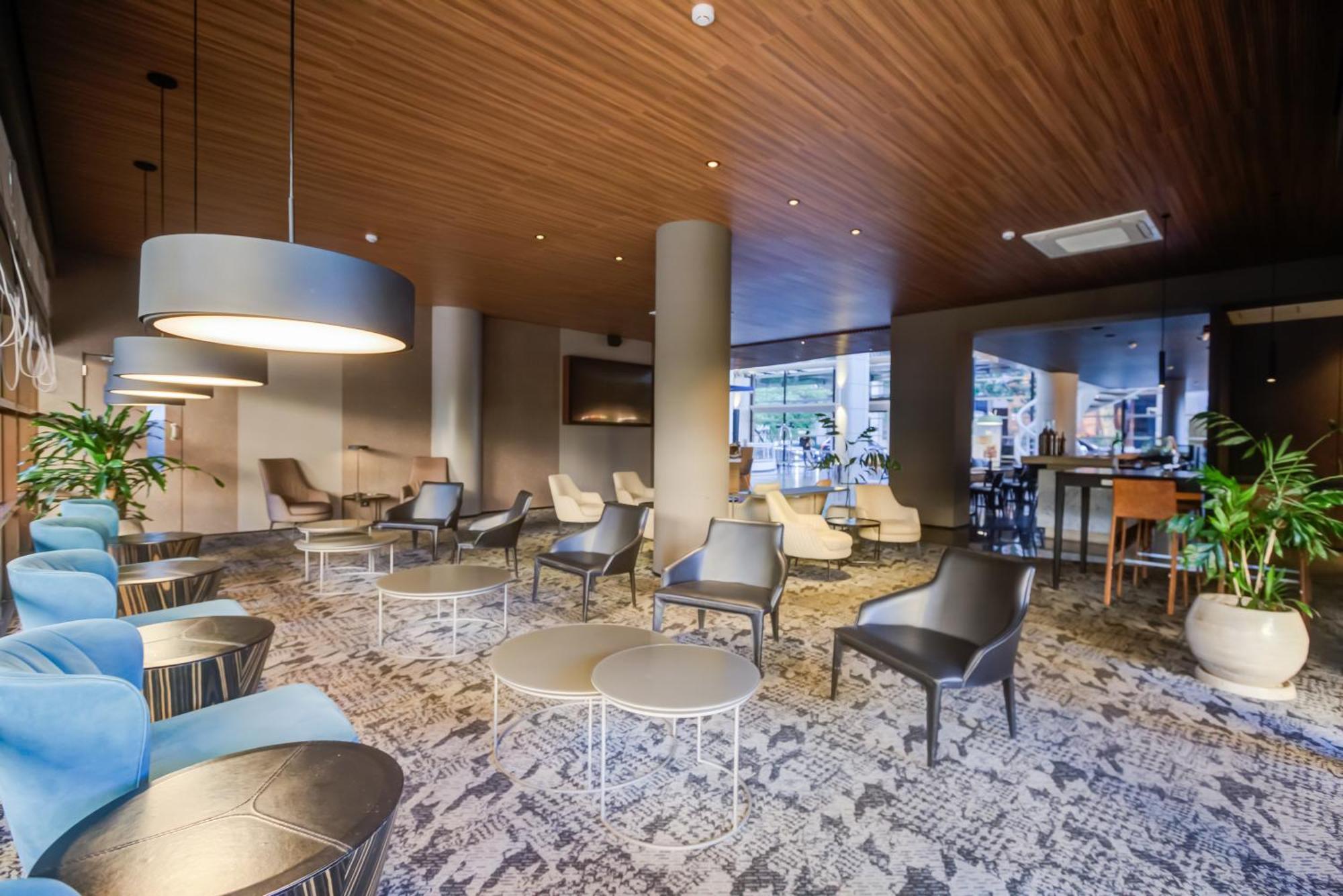 Radisson Sao Paulo Paulista Hotel Luaran gambar The lounge at the airport