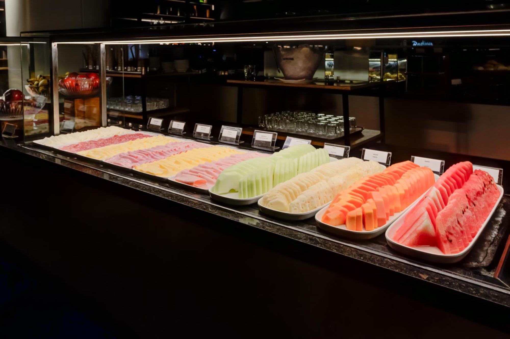 Radisson Sao Paulo Paulista Hotel Luaran gambar A selection of fruit at a buffet