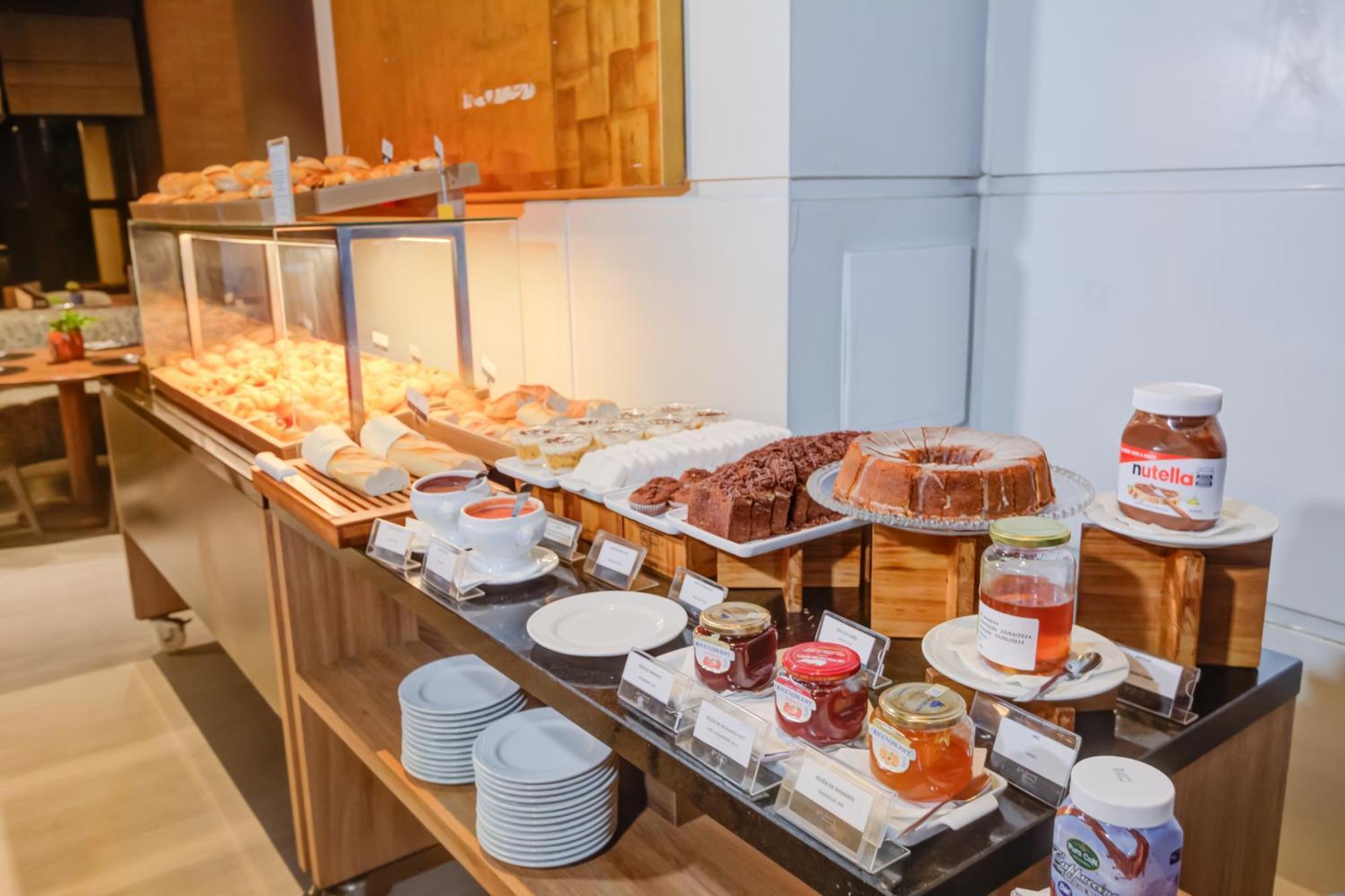 Radisson Sao Paulo Paulista Hotel Luaran gambar A buffet at a hotel