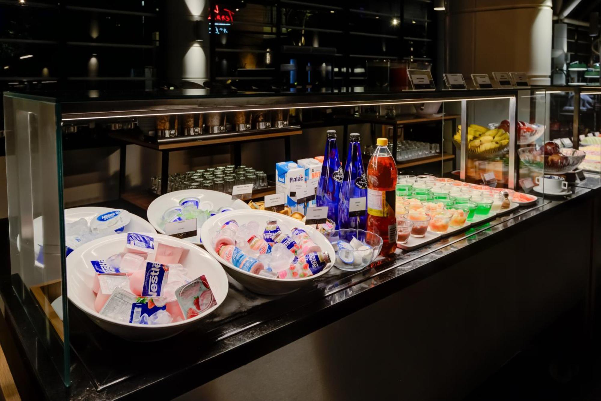 Radisson Sao Paulo Paulista Hotel Luaran gambar A selection of soft drinks at a buffet