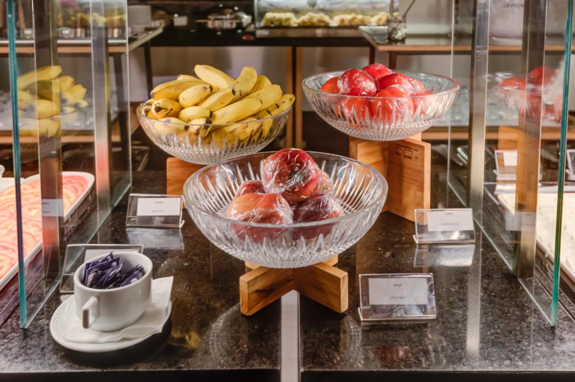 Radisson Sao Paulo Paulista Hotel Luaran gambar Fruit at a buffet