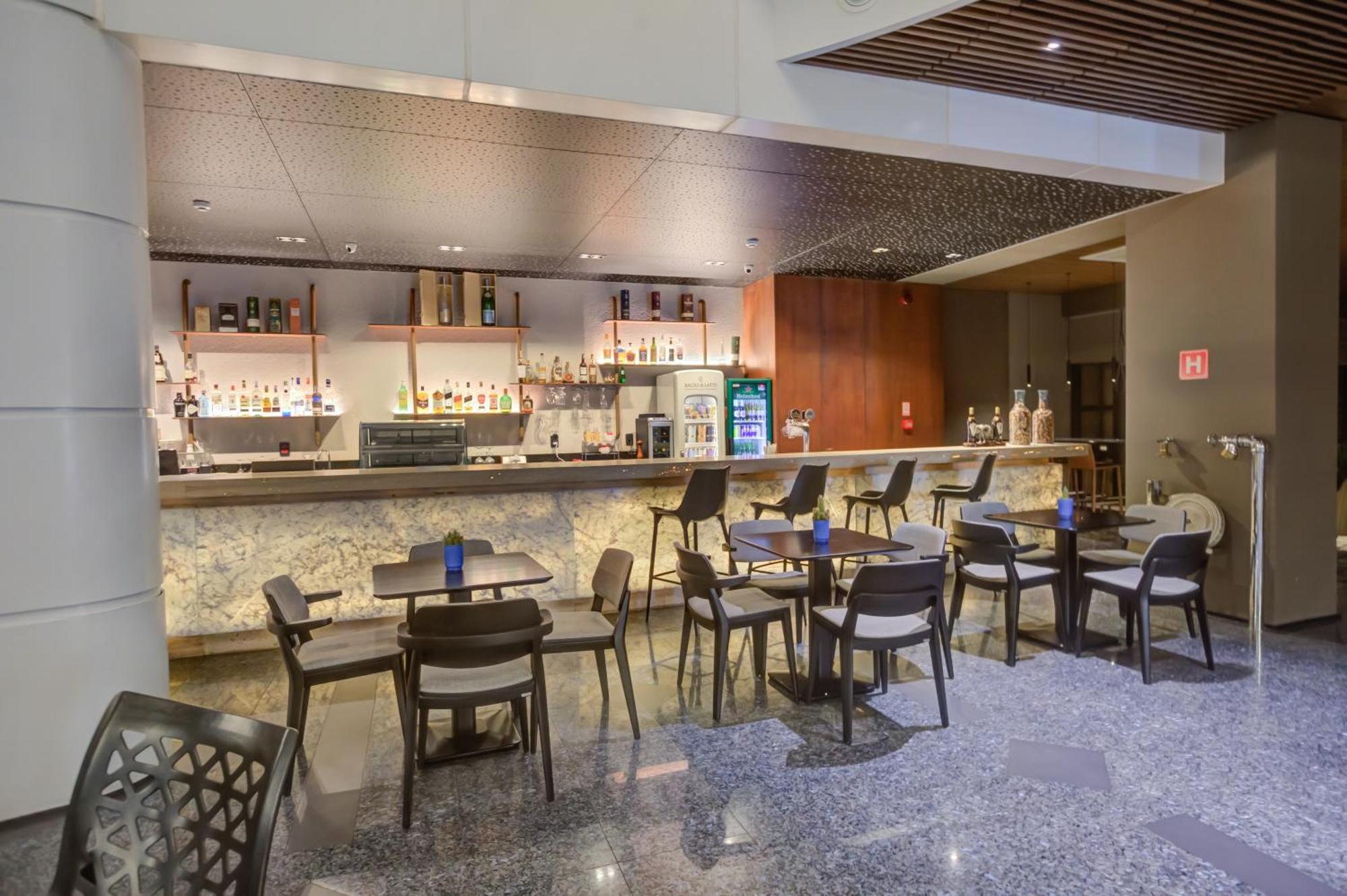 Radisson Sao Paulo Paulista Hotel Luaran gambar The lounge at Newark Airport