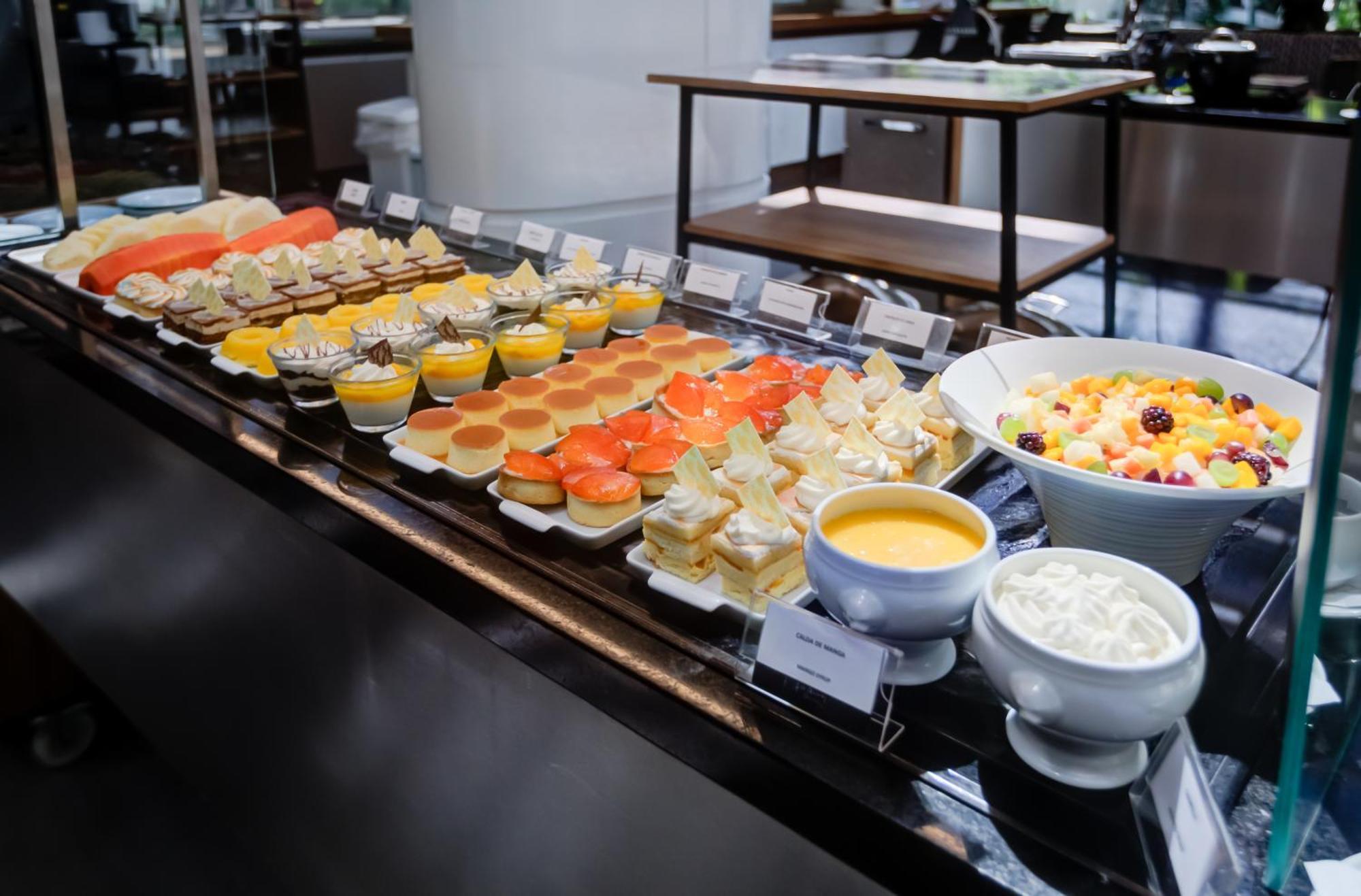 Radisson Sao Paulo Paulista Hotel Luaran gambar A selection of desserts at a buffet
