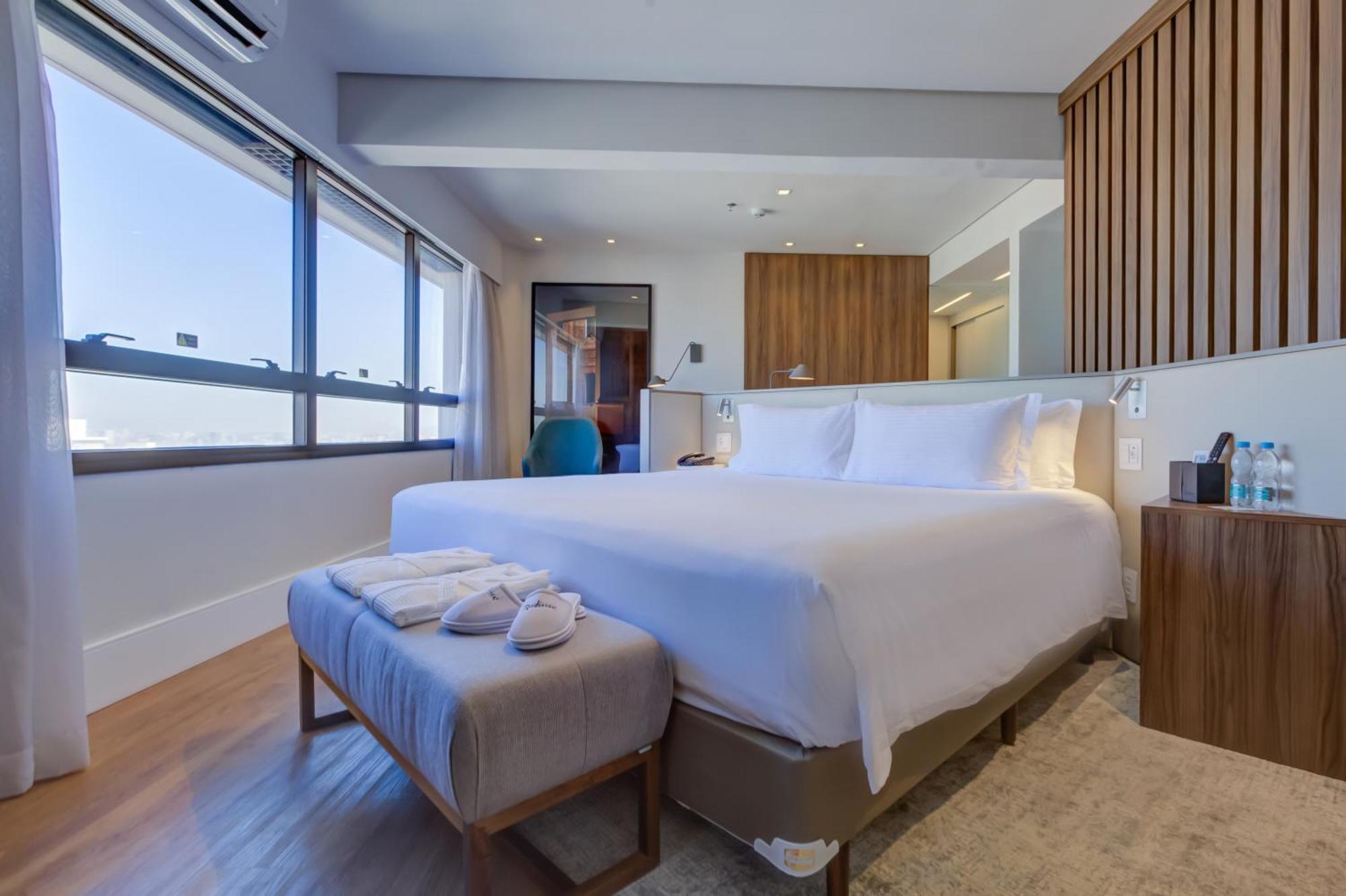 Radisson Sao Paulo Paulista Hotel Luaran gambar A bedroom at the hotel