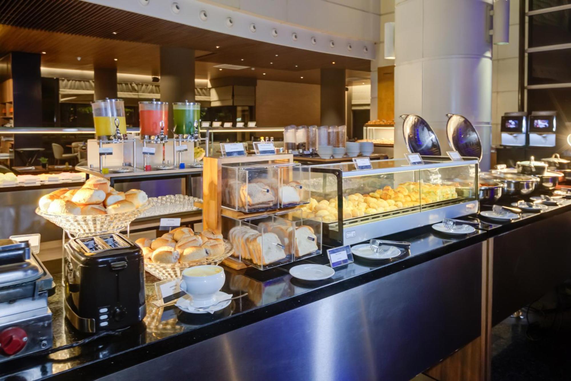 Radisson Sao Paulo Paulista Hotel Luaran gambar A buffet at a hotel