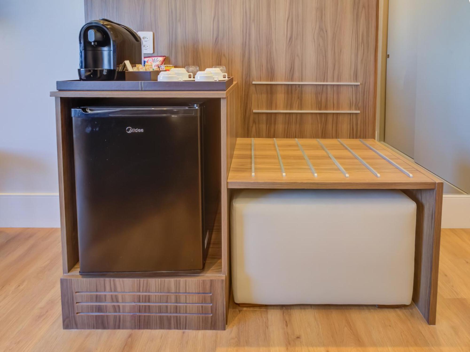 Radisson Sao Paulo Paulista Hotel Luaran gambar A small refrigerator in a hotel room