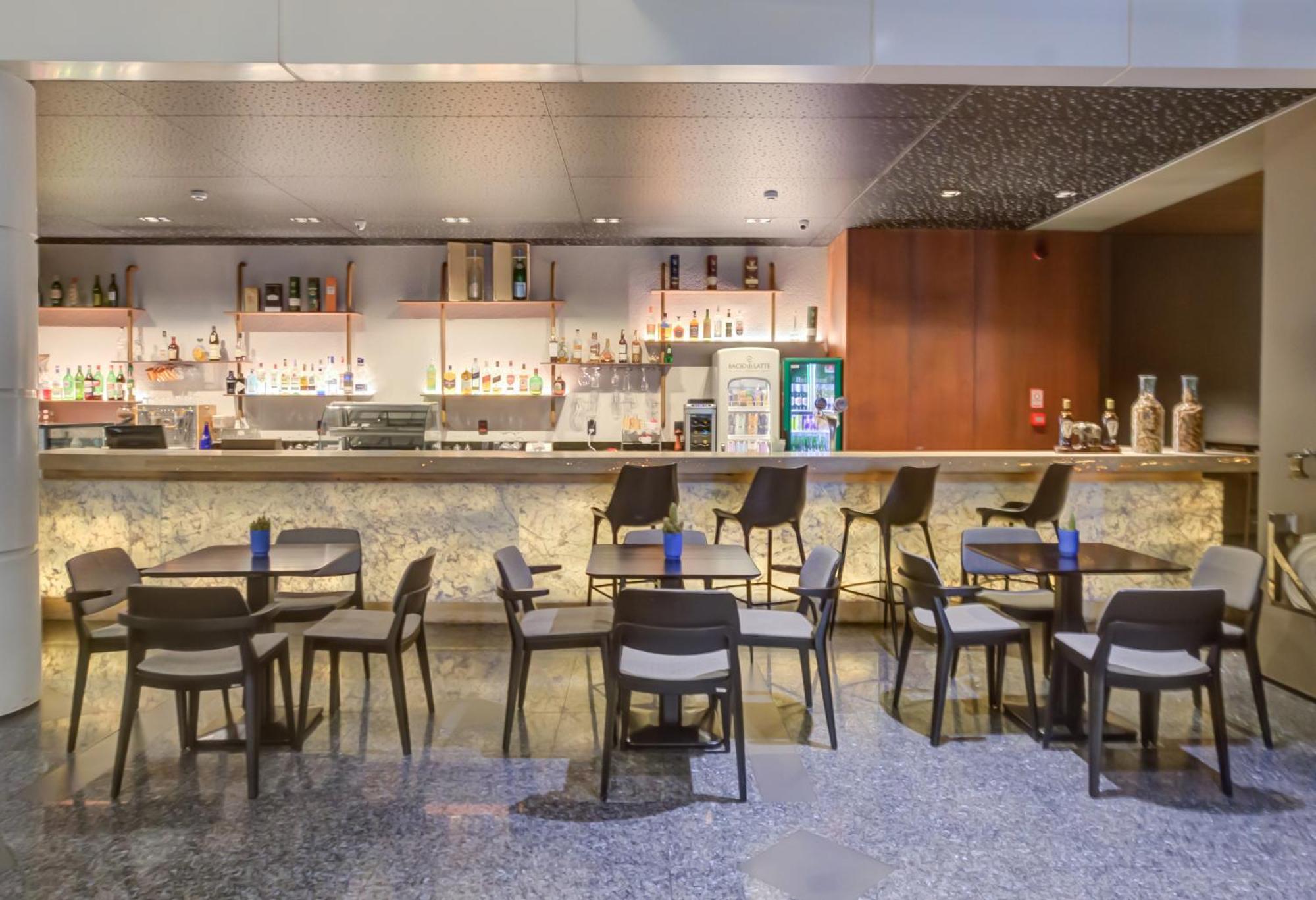 Radisson Sao Paulo Paulista Hotel Luaran gambar The bar at the lounge